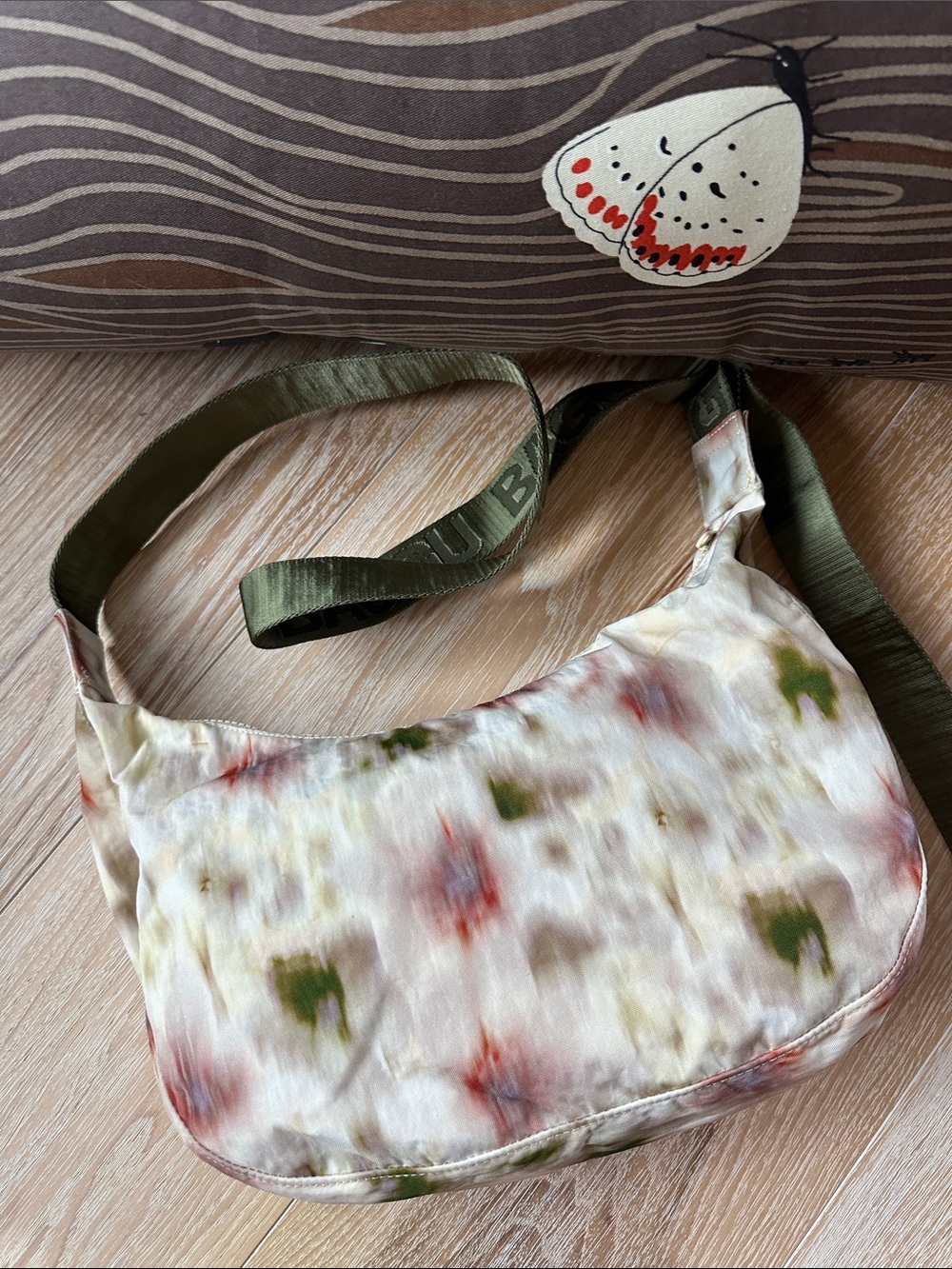 NEW Baggu Medium Nylon Crescent Bag Abstract Floral colorway